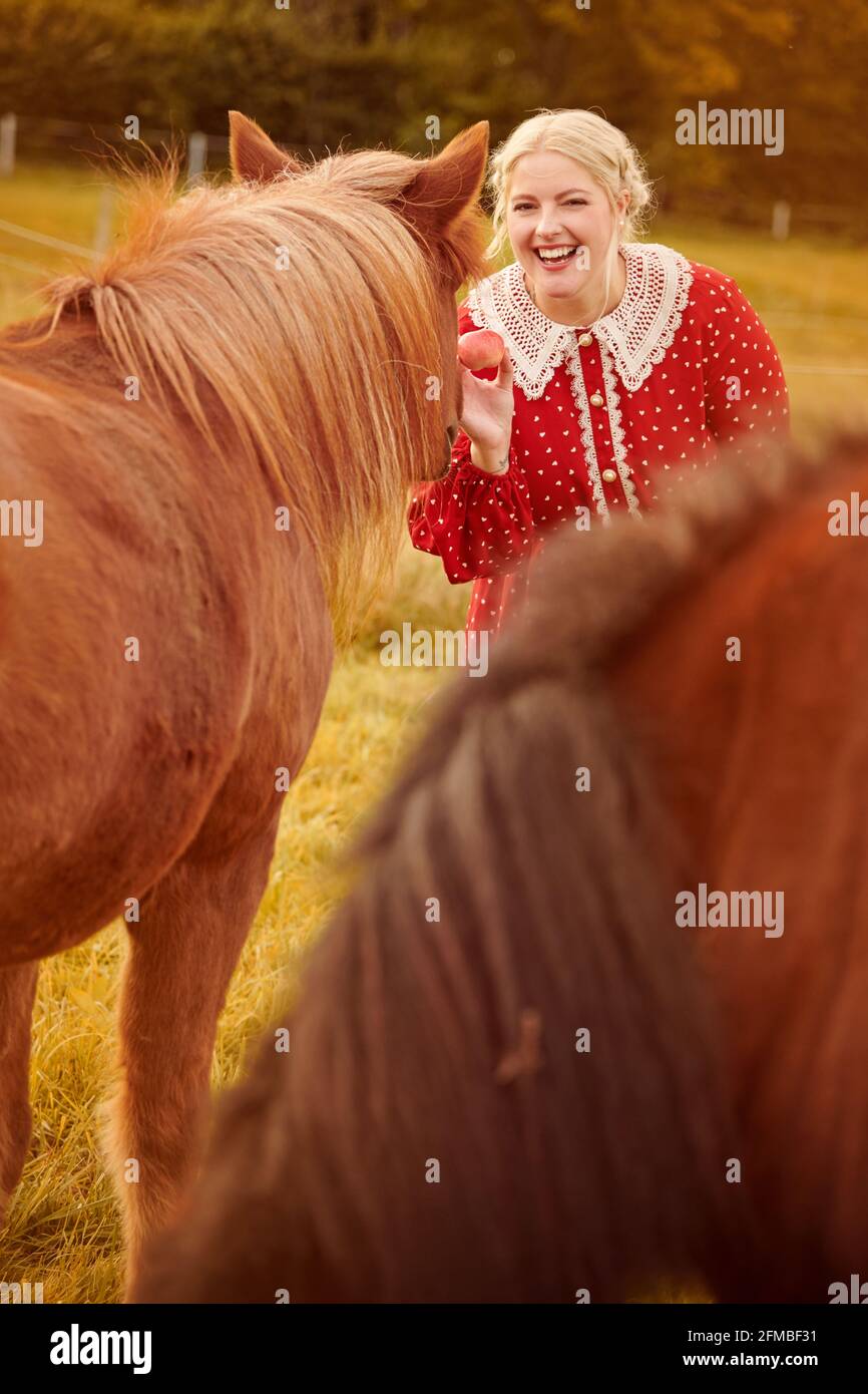 Junge Frau in nostalgischem Kleid mit Pony Stockfoto