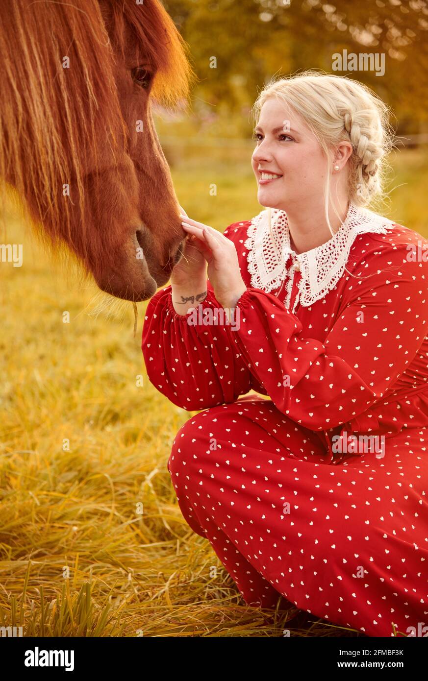 Junge Frau in nostalgischem Kleid mit Pony Stockfoto