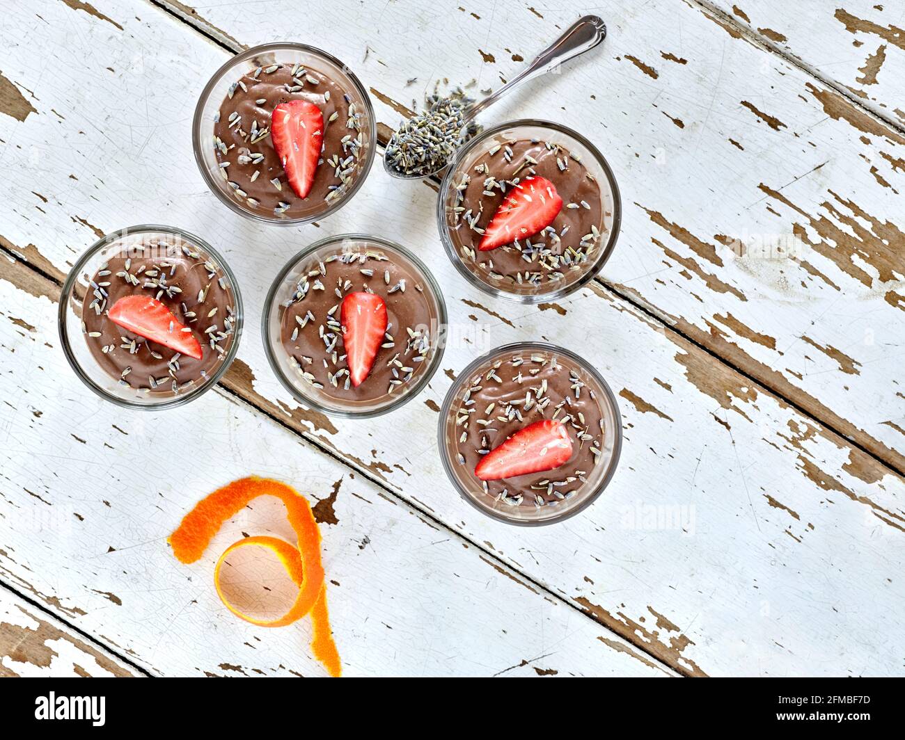 Ayurvedische Küche – fünf Glasschüsseln mit Schokoladenmousse mit Seidentofu und Erdbeeren als Belag Stockfoto