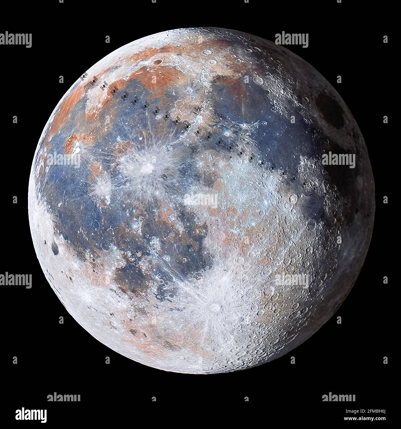 Die internationale Raumstation vor unserem Mond. Stockfoto