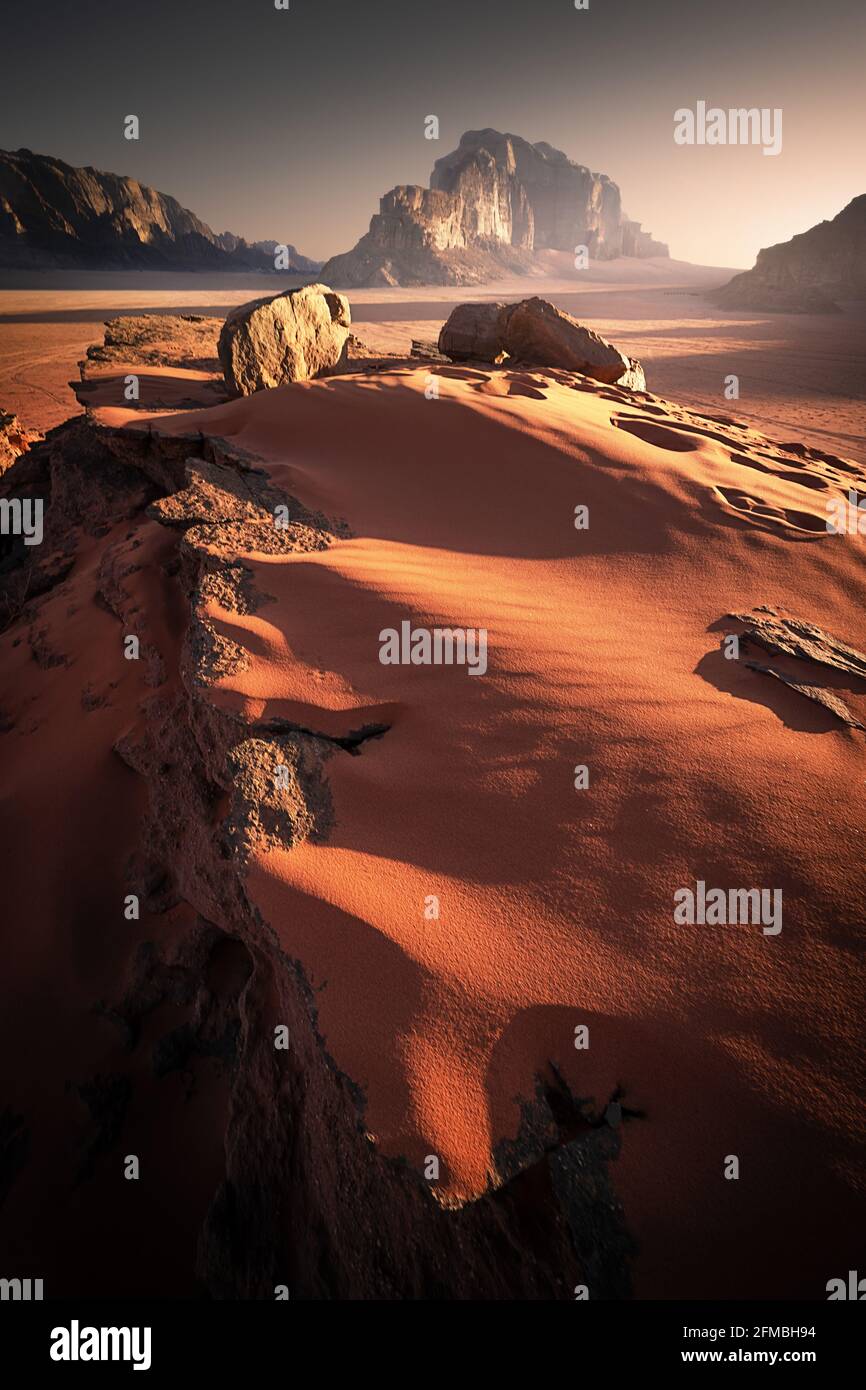 Sonnenaufgang im Wadi Rum mit interessanter Dünenstruktur im Vordergrund. Stockfoto