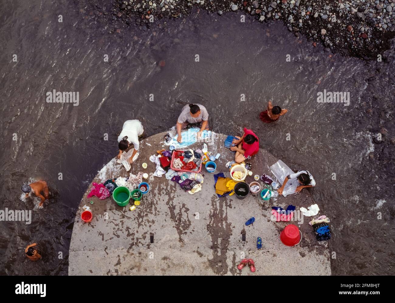 Wäsche waschen im Fluss. Java. Indonesien. Stockfoto