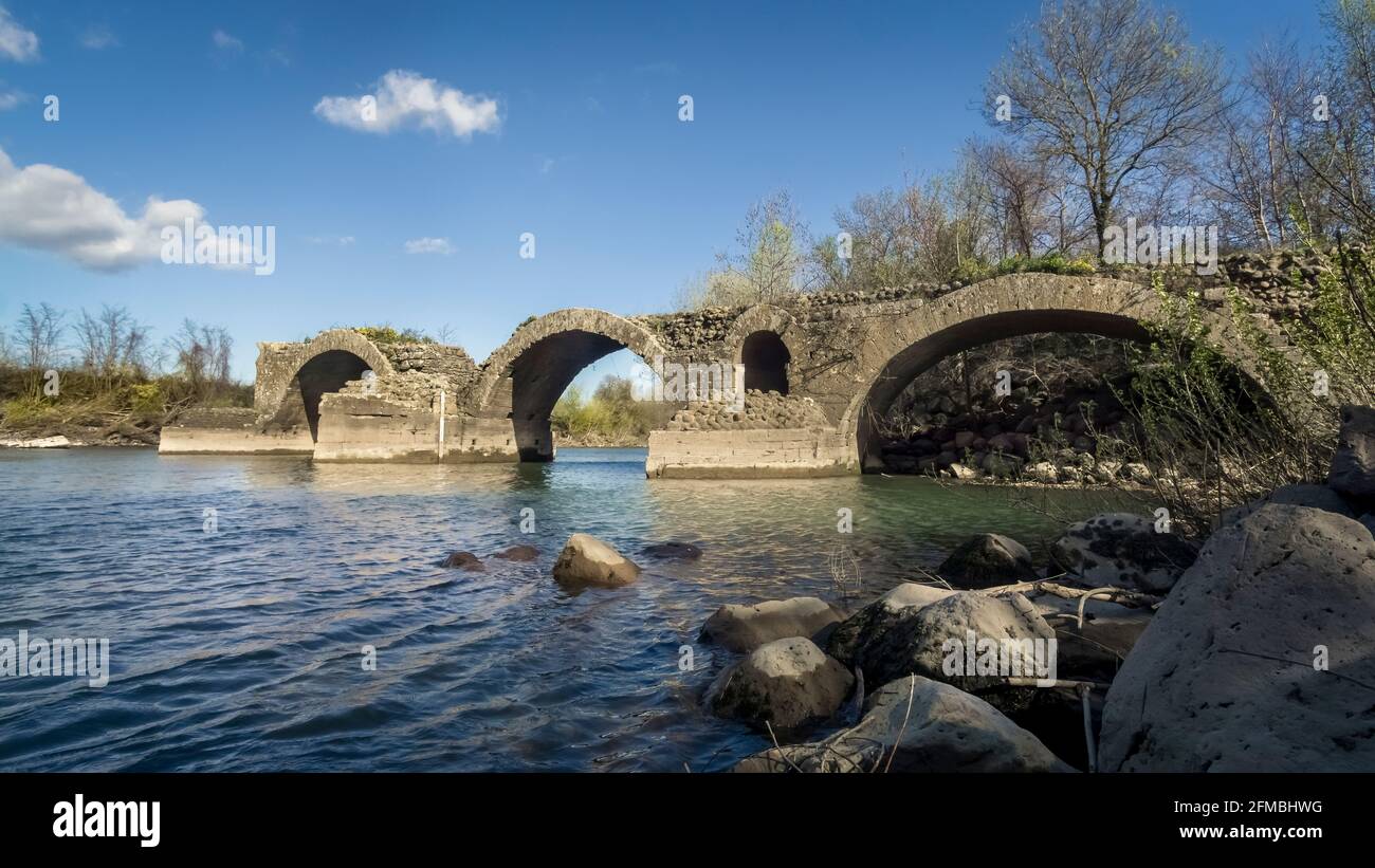 Überreste der alten römischen Brücke über den Fluss Hérault bei Saint Thibéry. Römische Bogenbrücke auf der Via Domitia. Nach einer Überschwemmung im 15. Jahrhundert wieder aufgebaut. Stockfoto
