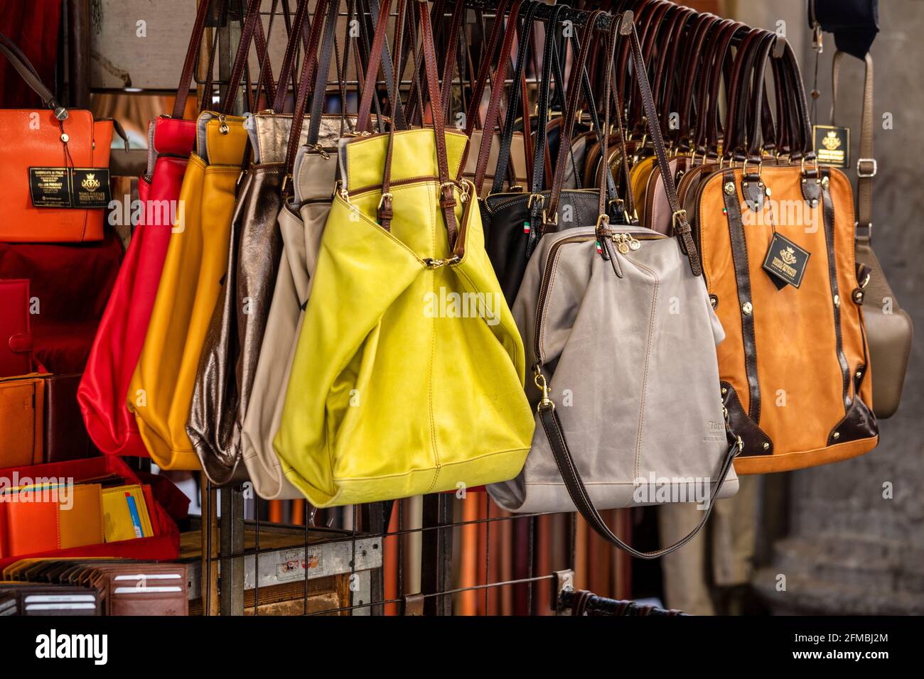 Italien markt stall taschen -Fotos und -Bildmaterial in hoher Auflösung –  Alamy