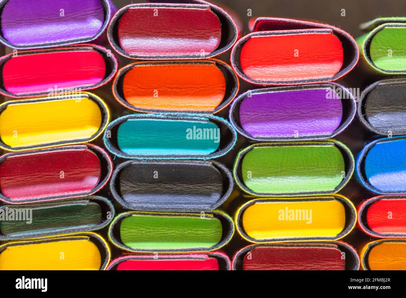 Bunte, leuchtende Farben Brillenetons, handgefertigt in den Florentiner Werkstätten, zum Verkauf auf dem Florentiner Porcellino-Markt, Florenz, Toskana, Italien Stockfoto