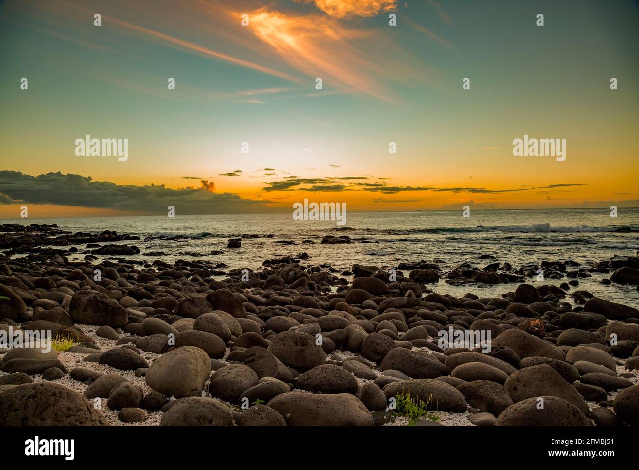 Sonnenuntergang über dem felsigen Strand von Albion im Westen der republik Mauritius. Stockfoto