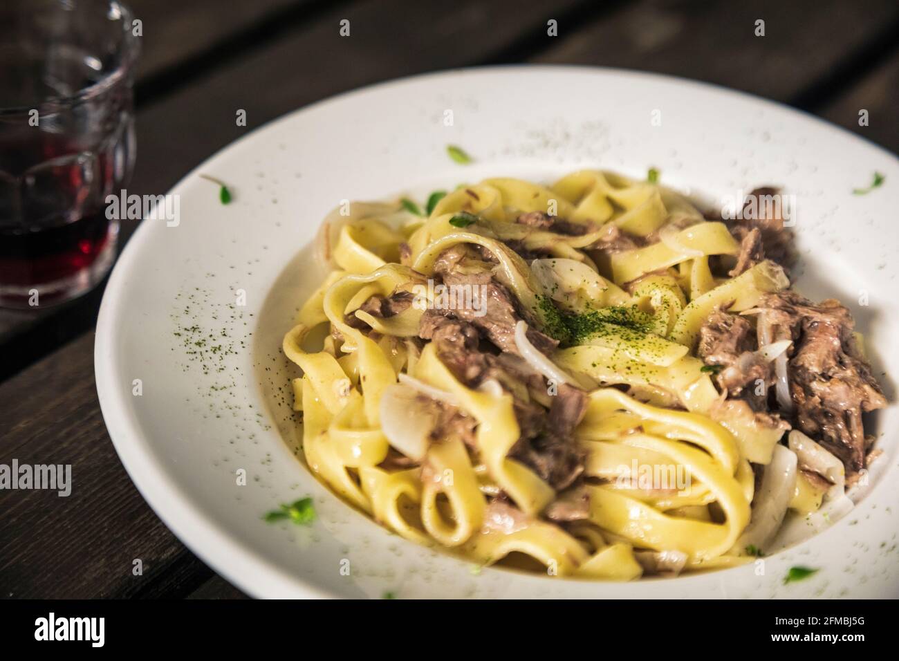 Pasta Tagliatelle mit Schafssauce, typische Küche des alpago, Provinz belluno, venetien, italien Stockfoto