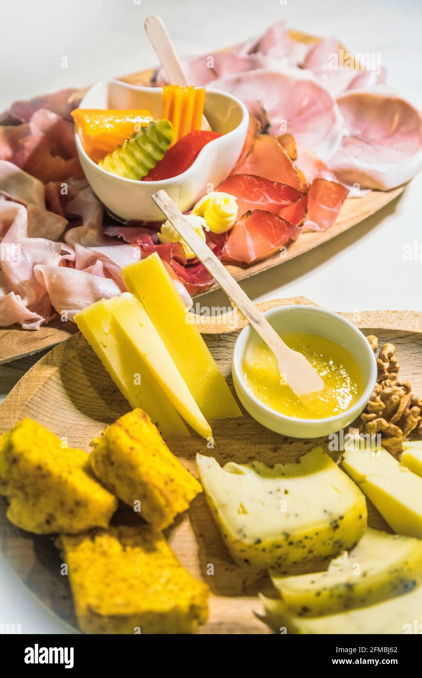 Tablett mit Vorspeise, Aufschnitt und gemischter Käse hausgemacht, belluno, venetien, italien Stockfoto