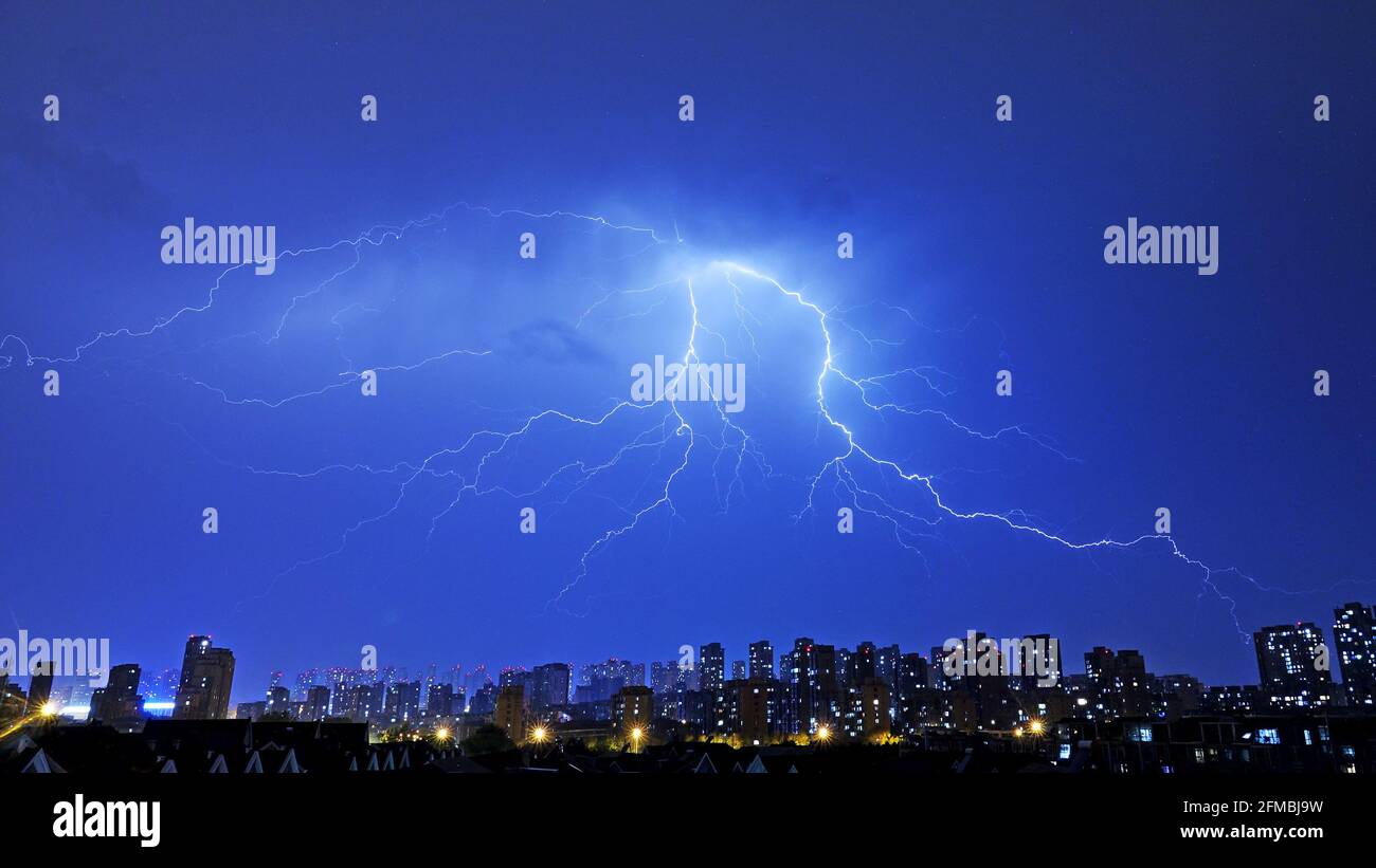 Dalian, China. Mai 2021. Die Blitze blitzen am 07. Mai 2021 in Dalian, Liaoning, China, über den Himmel.(Foto: TPG/cnsphotos) Quelle: TopPhoto/Alamy Live News Stockfoto