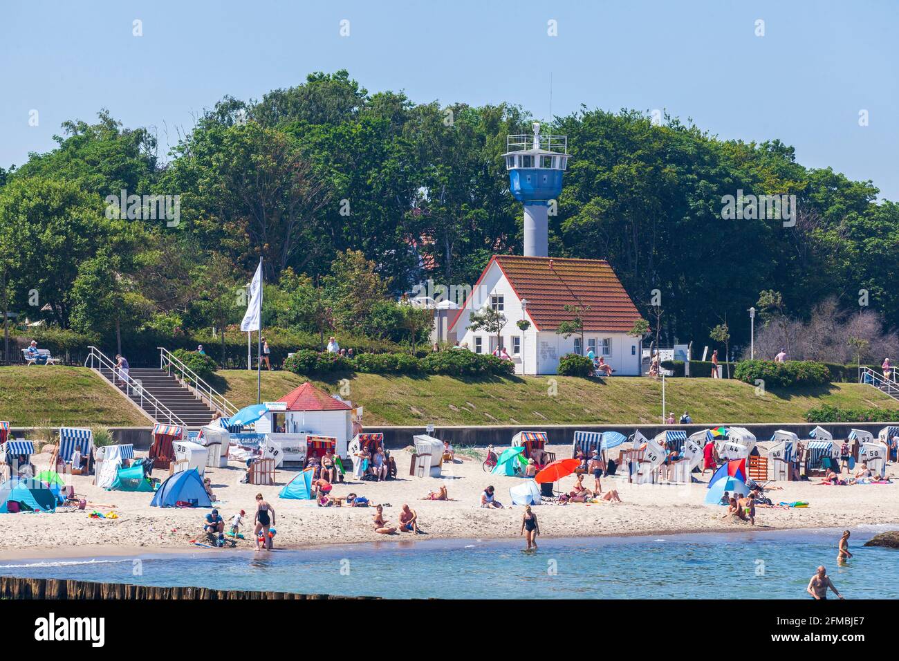 Strandpromenade mit Ostseegrenzturm, ehemaliger Wachturm der Küstengrenzbrigade der Grenztruppen der DDR, Kühlungsborn, Mecklenburg-Vorpommern, Deutschland, Europa Stockfoto