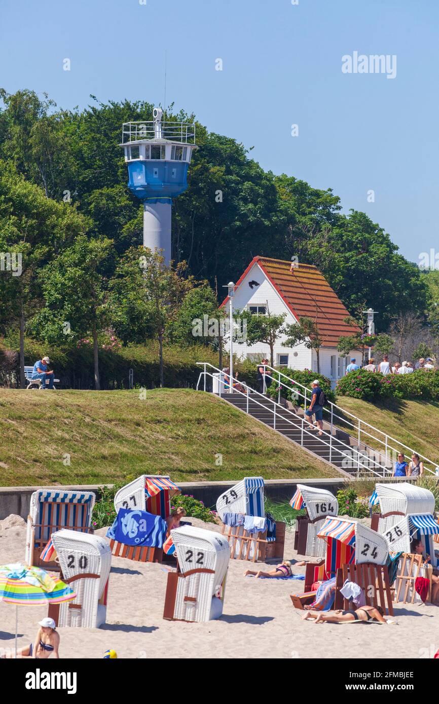 Strandpromenade mit Ostseegrenzturm, ehemaliger Wachturm der Küstengrenzbrigade der Grenztruppen der DDR, Kühlungsborn, Mecklenburg-Vorpommern, Deutschland, Europa Stockfoto