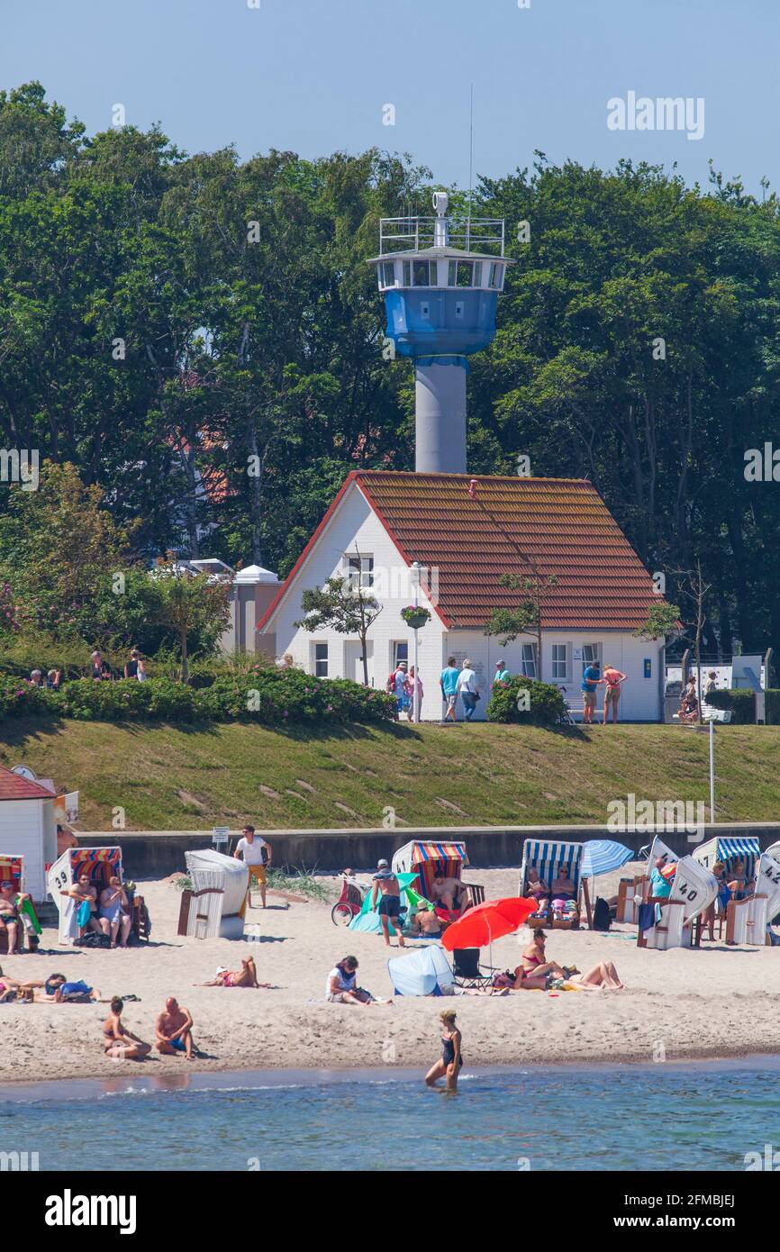 Strandpromenade mit Ostseegrenzturm, ehemaliger Wachturm der Küstengrenzbrigade der Grenztruppen der DDR, Kühlungsborn, Mecklenburg-Vorpommern, Deutschland, Europa Stockfoto