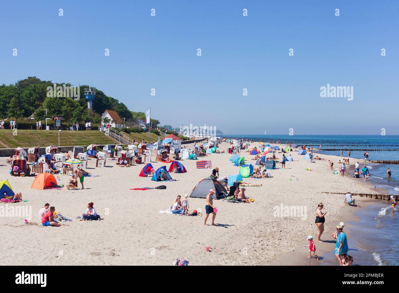 Strandpromenade mit Ostseegrenzturm, ehemaliger Wachturm der Küstengrenzbrigade der Grenztruppen der DDR, Kühlungsborn, Mecklenburg-Vorpommern, Deutschland, Europa Stockfoto