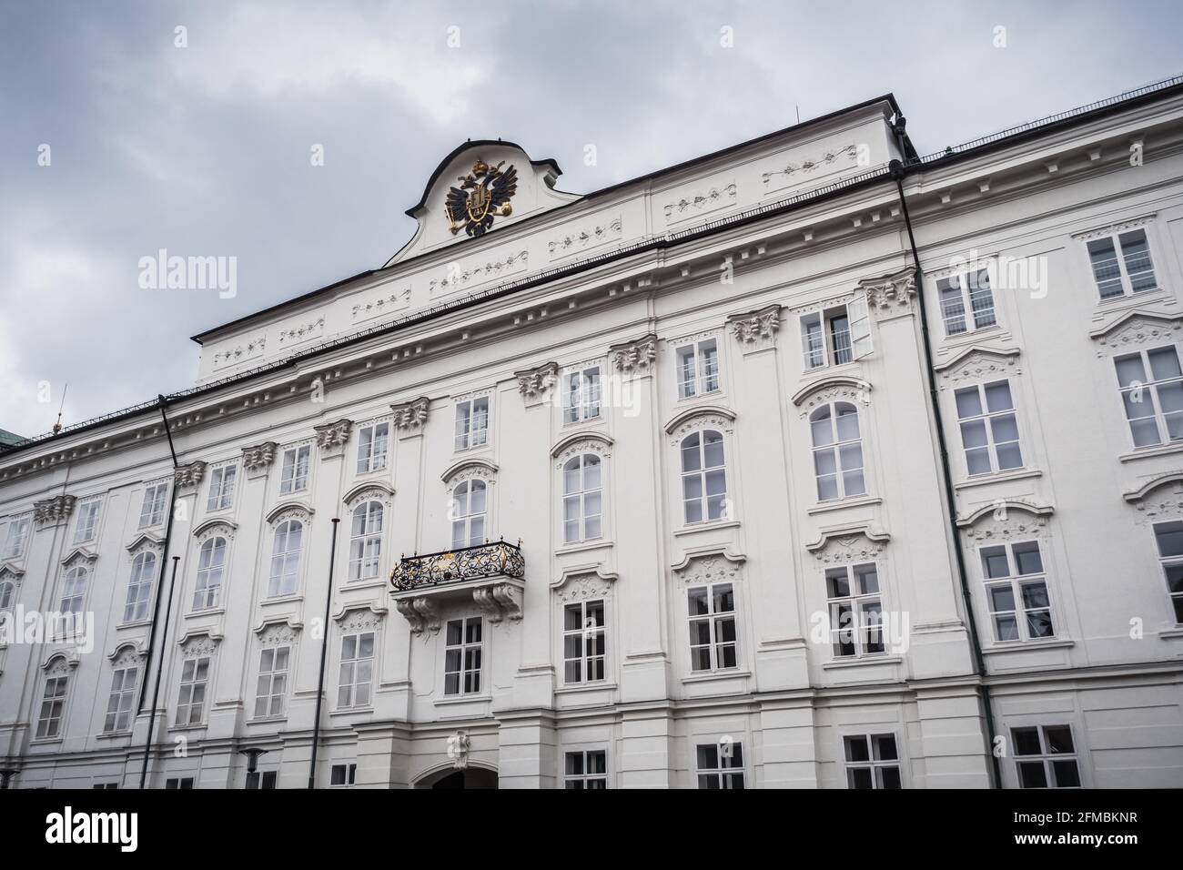 Hofburg Hauptfassade in Innsbruck, Tirol, Österreich mit doppelköpfigen Adler Wappen Stockfoto