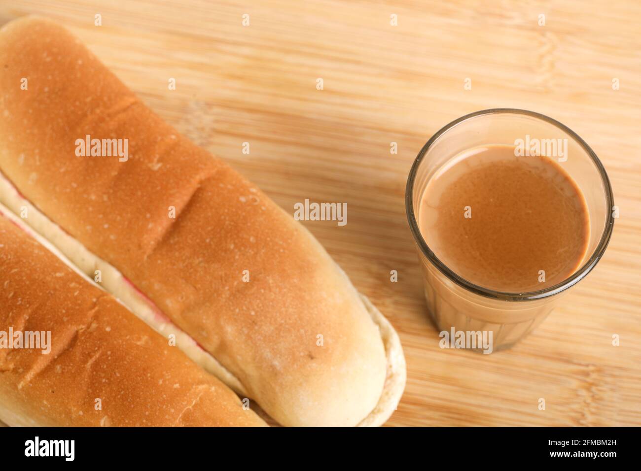 Berühmtes Frühstück. Tee und Brötchen auf Holzhintergrund Stockfoto