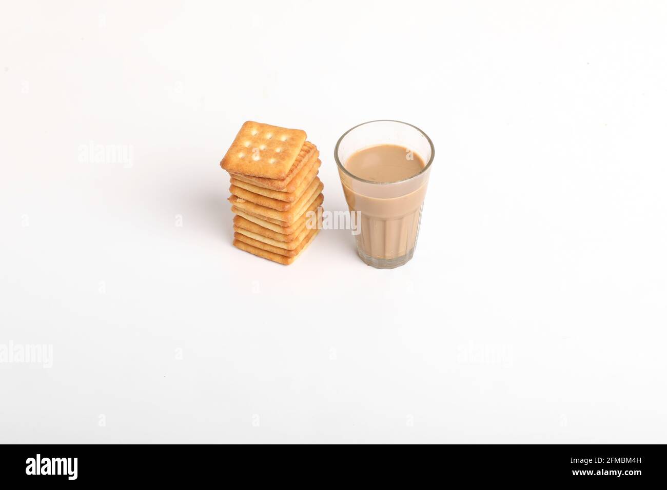 Konzept für das Frühstück am Morgen. Teetasse und Biscuit auf weißem Hintergrund. Stockfoto