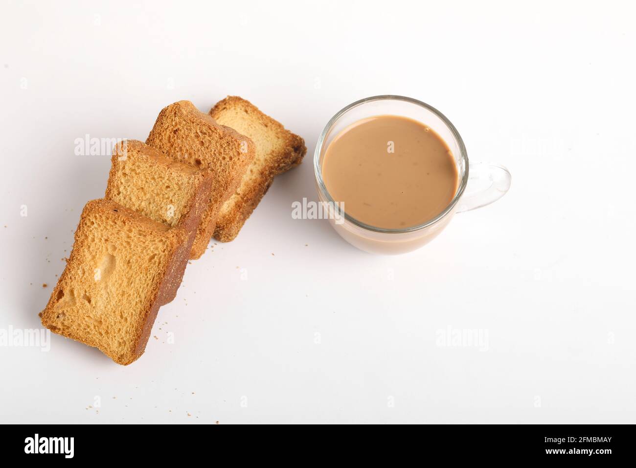 Rusk oder Brot Toast mit einer Tasse Tee auf weißem Hintergrund. Stockfoto