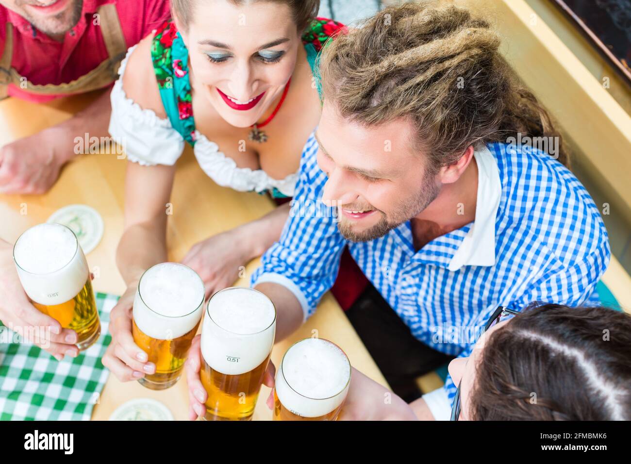 Freunde in traditioneller bayerischer Tracht in Restaurant oder Pub trinken Bier in Bayern, Deutschland Stockfoto