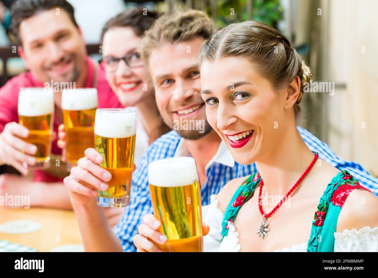 Freunde in traditioneller bayerischer Tracht in Restaurant oder Pub trinken Bier in Bayern, Deutschland Stockfoto