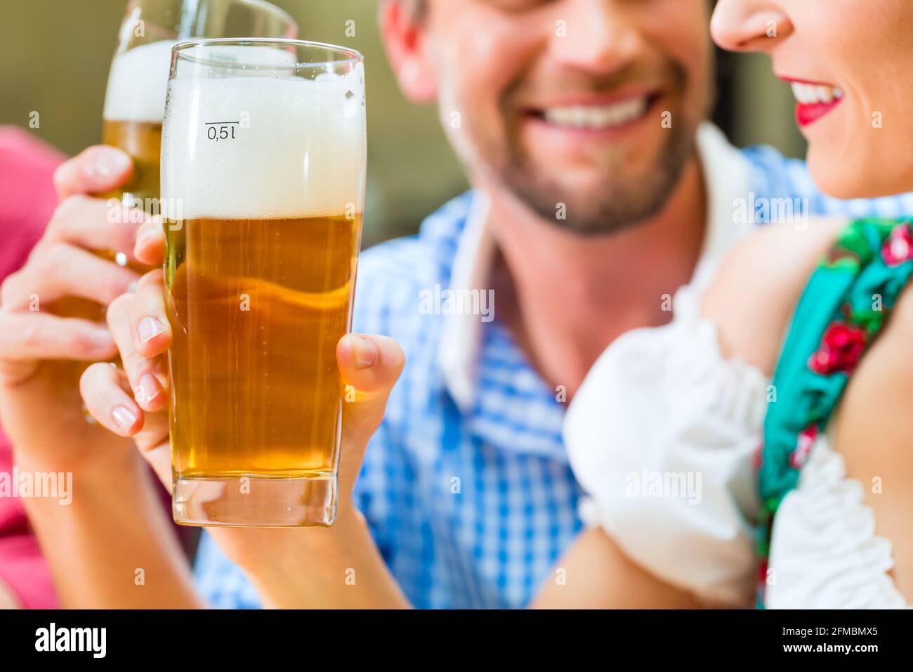 Freunde in traditioneller bayerischer Tracht in Restaurant oder Pub mit Bier Stockfoto