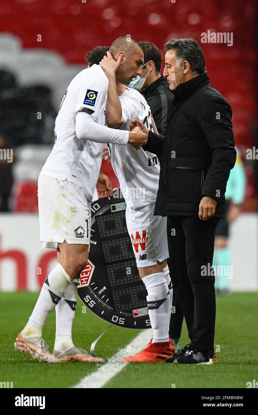 Burak Yilmaz und Christophe Galtier, französischer Cheftrainer von Lille, während des Fußballspiels der französischen Ligue 1 zwischen Lens (RCL) und Lille (LOSC) am 7. Mai 2021 in Lens, Frankreich. Foto von Julie Sebadelha/ABACAPRESS.COM Stockfoto