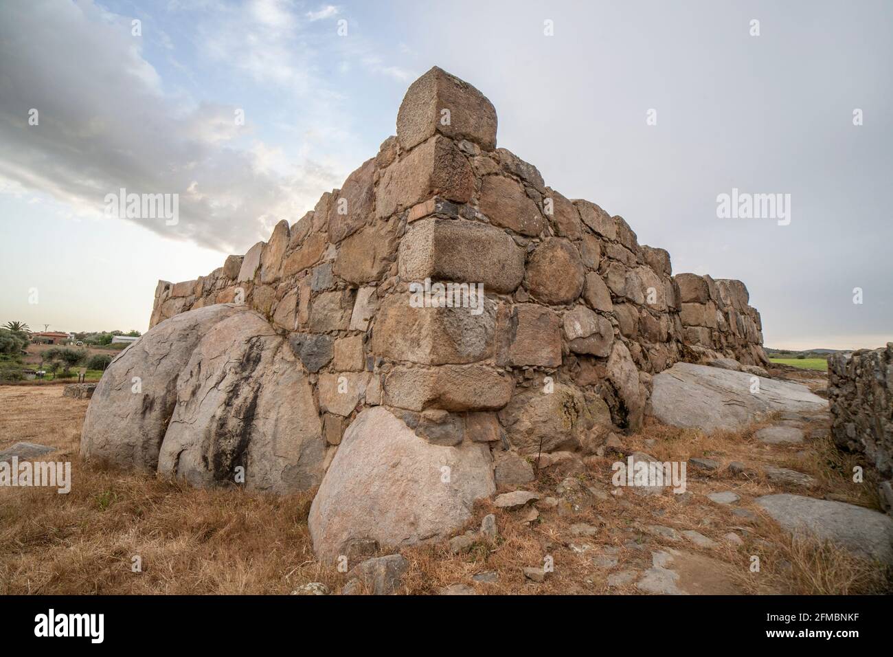 Archäologische Stätte von Hijovejo. Südöstliche Eckmauer. Befestigte römische Anlage auf Granitfelsen. Quintana de la Serena, Extremadura, Spanien Stockfoto