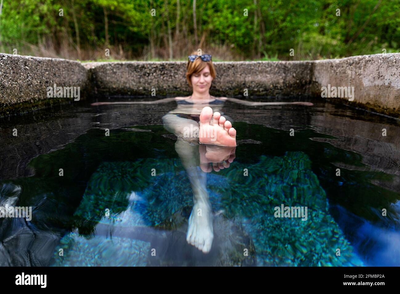 Frau, die sich im heißen Frühling im Freien entspannt Stockfoto
