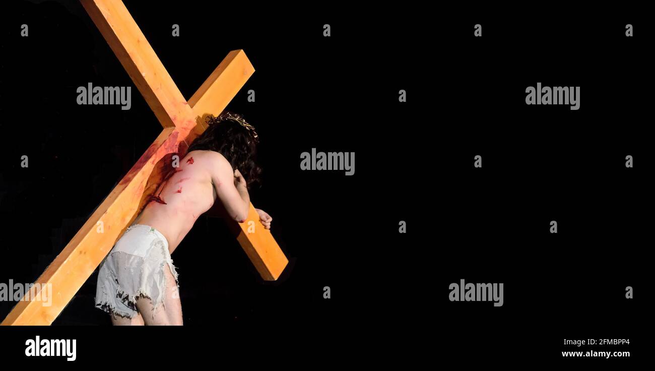 Jesus trägt das Kreuz in die Dunkelheit. Stockfoto