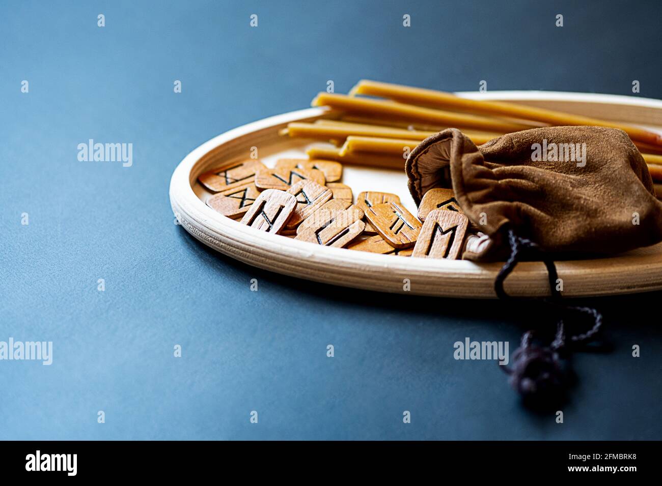 Modernes, minimales Stillleben mit Runen und Tarot-Karten auf dem Tisch. Magisches Ritual, esoterischer und okkulter Hintergrund mit Kopierraum. Zukunftskonzept lesen. Stockfoto
