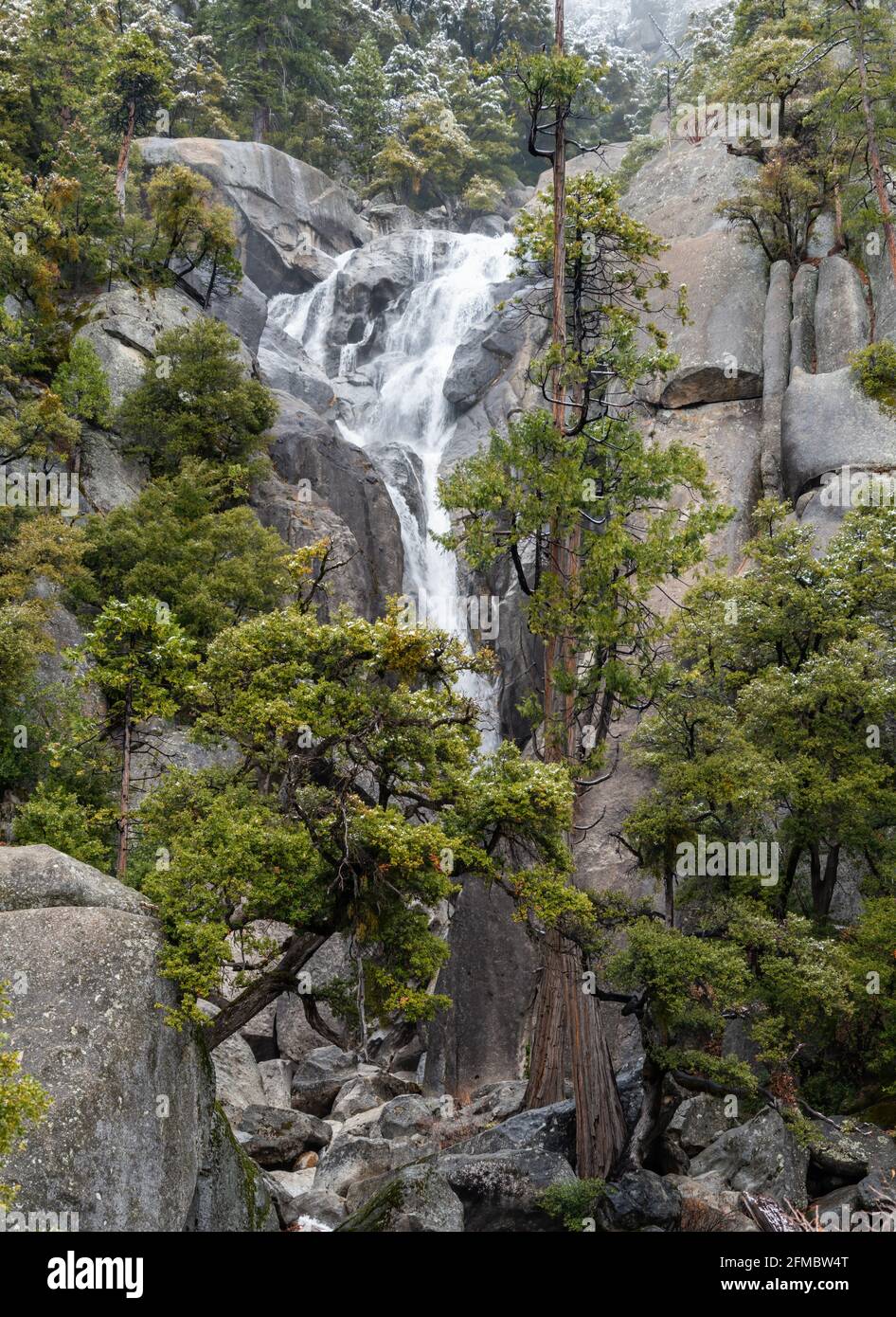 Winteraufnahme eines kleinen Wasserfalls im yosemite Nationalpark In kalifornien Stockfoto