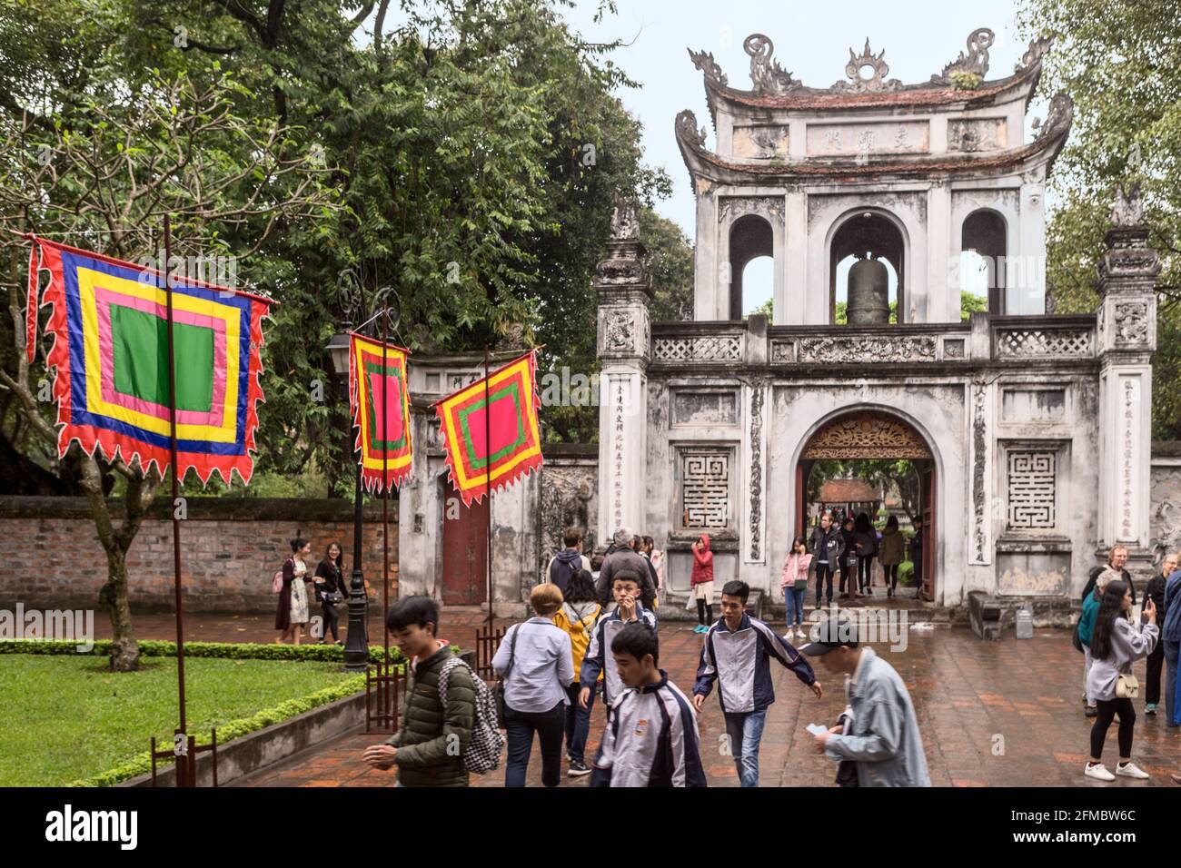 Glockenturm und Eingang, konfuzianischer Tempel, Văn Miếu, aka Tempel der Literatur, mit 5 Elements Fahnen, Hanoi, Vietnam Stockfoto