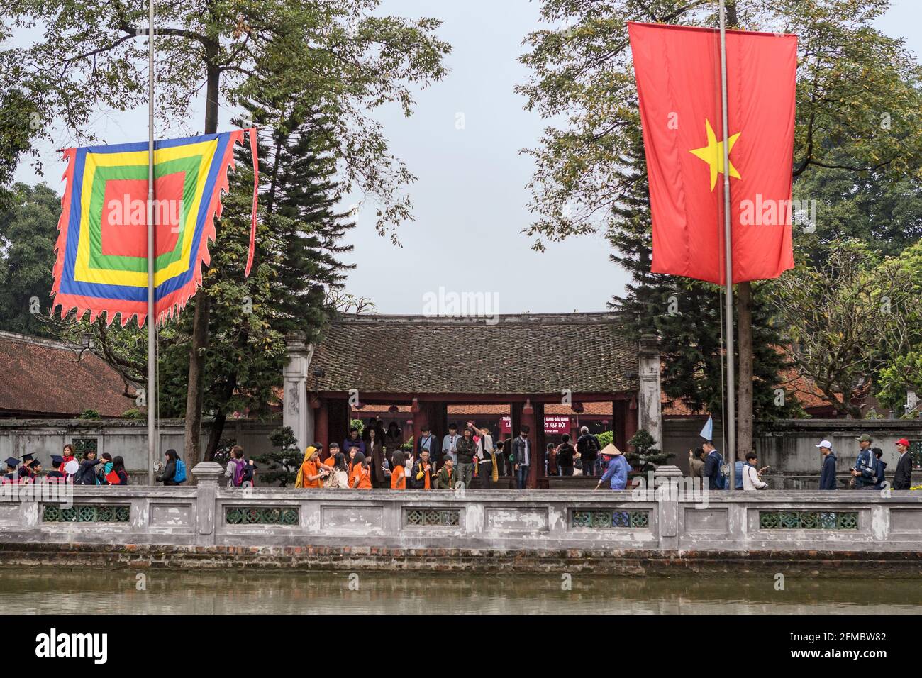Thien Quang Brunnen, Brunnen von himmlischer Klarheit, Eingang zum vierten Innenhof, Flaggen von Vietnam und den 5 Elementen, Holz, Feuer, Metall, Erde, Wasser, Confu Stockfoto