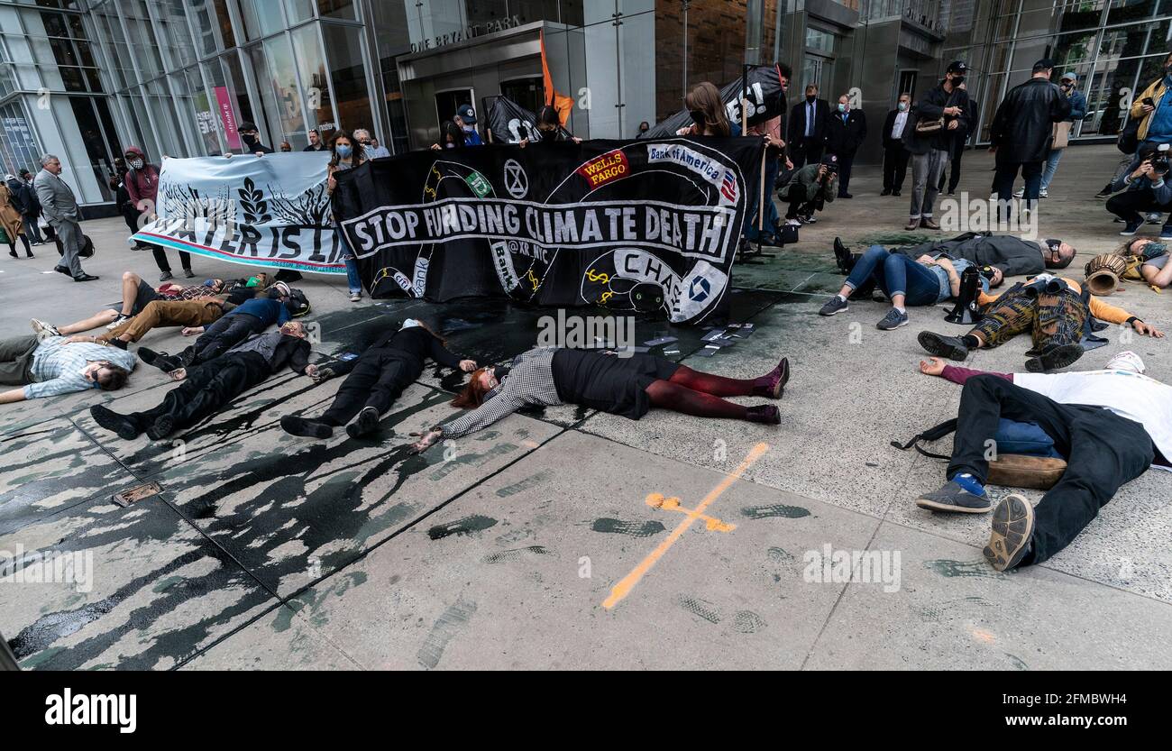 New York, Usa. Mai 2021. Mitglieder des Extinction Rebellion veranstalteten am 7. Mai 2021 eine Kundgebung und einen marsch, um den Bau der Linie 3 von der 5th Avenue zur 6th Avenue in New York zu stoppen. Die Demonstranten demonstrieren gegen den Bau der Linie 3, die Öl von Kanada nach Wisconsin umfüllen soll. Sie inszenierten eine Performance mit einer Simulation einer gebrochenen Pipeline und verschütteten Öl mit schwarzer Farbe. Sie ließen gefälschtes Geld fallen, das den Profit der Banken symbolisiert, um den Bau zu finanzieren. Nach der Kundgebung reinigen sie den Bürgersteig mit sauberem Quellwasser von Farbe. (Foto von Lev Radin/Sipa USA) Quelle: SIPA USA/Alamy Live News Stockfoto