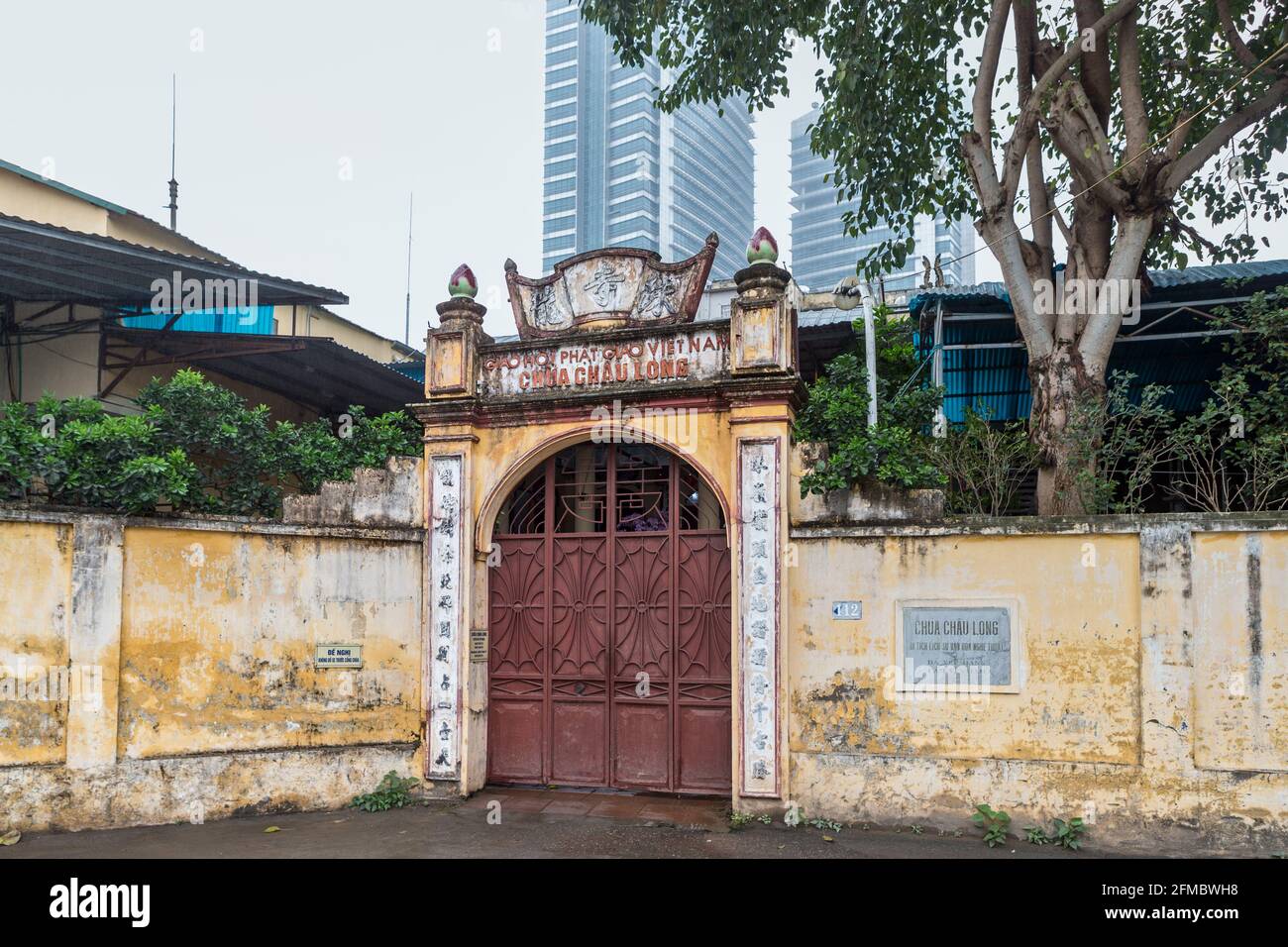 Eintritt zur Chau Long Buddhistischen Pagode, Hanoi, Vietnam Stockfoto