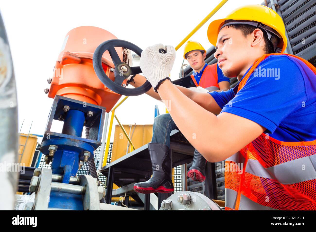 Im Dienstprogramm oder Fabrik Ewo-Techniker oder Ingenieure arbeiten an ein Ventil auf Gebäude, technische Ausrüstung oder Industriegelände Stockfoto