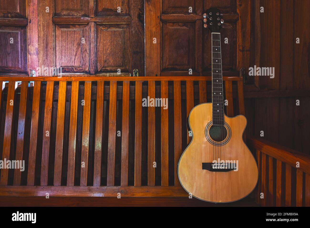 Akustische Gitarre auf Holzböden platziert Stockfoto