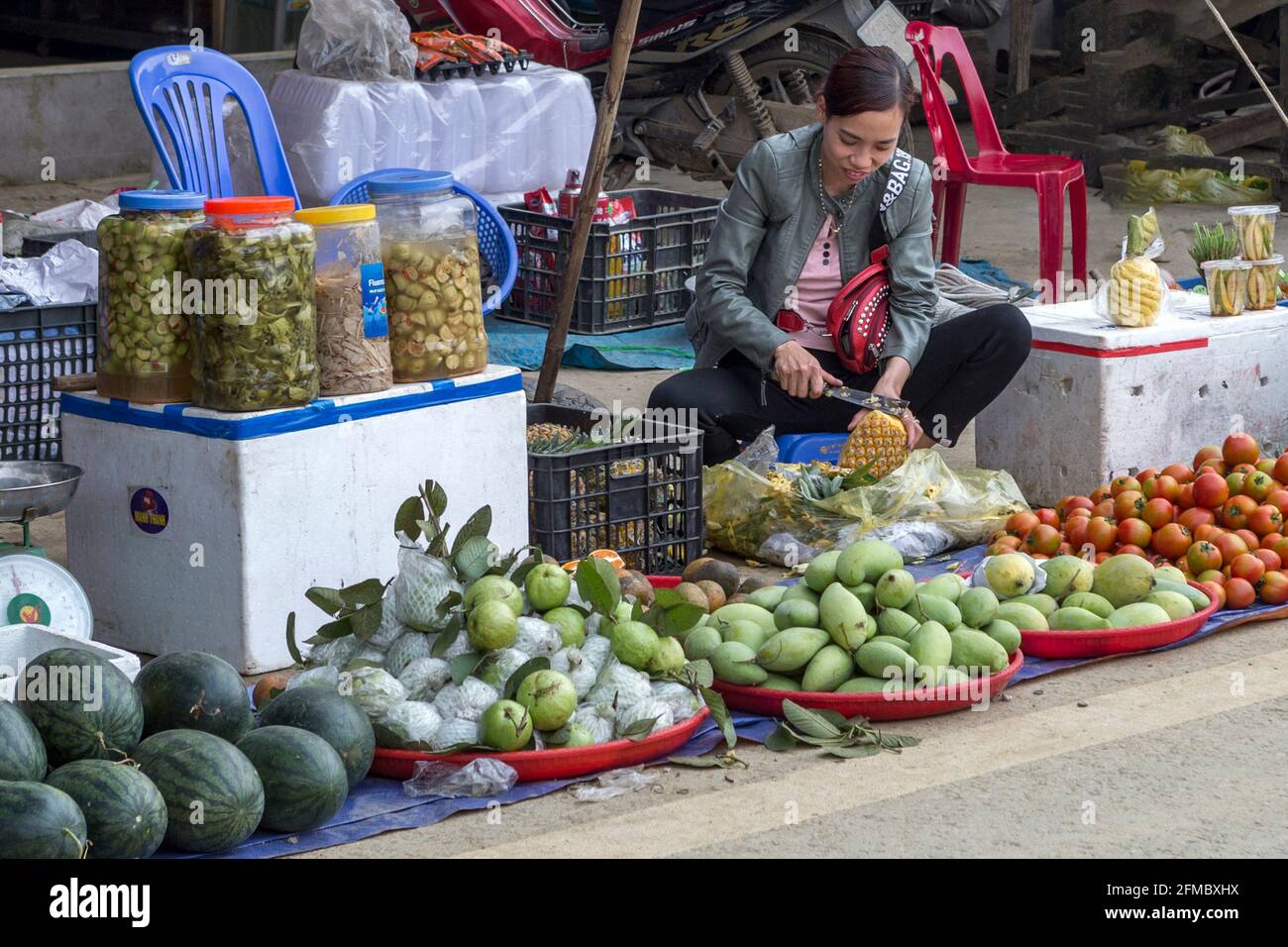 Vorbereitung von Ananas, Minderheitsmarkt Quyet Tien, Provinz Ha Giang, Nordvietnam Stockfoto