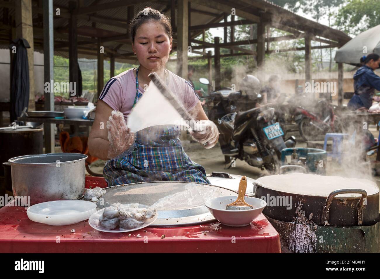 Zubereitung von Reispfannkuchen, Markt für ethnische Minderheiten in Quyet Tien, Provinz Ha Giang, Nordvietnam Stockfoto