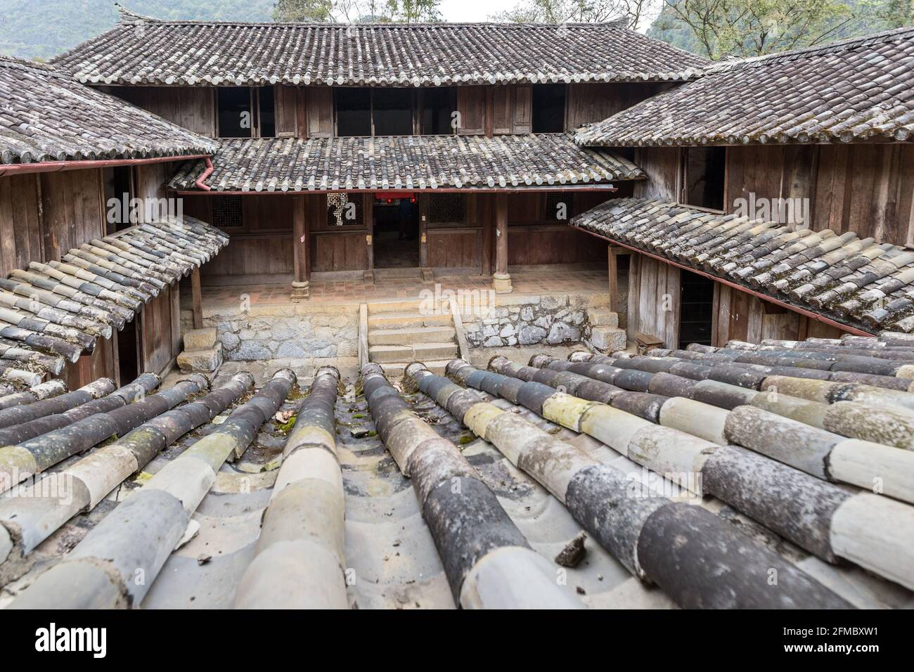 Blick im ersten Stock auf den ersten Innenhof, die königliche Familie Vuong im Stil der Qing-Dynastie, den königlichen Palast H'mong, das Tal Sa Phin, den Bezirk Dong Van, Ha Giang pro Stockfoto