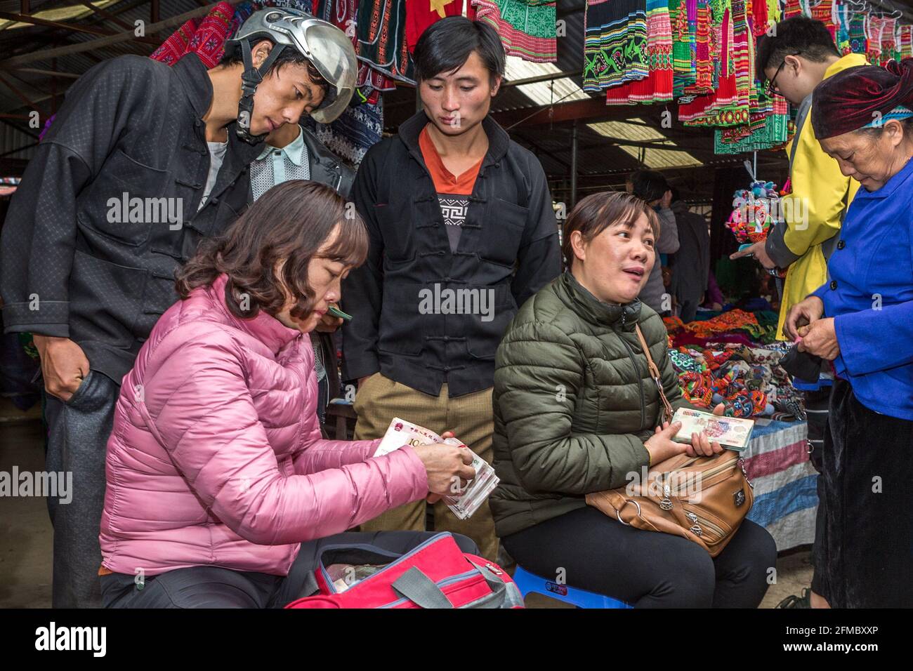 Schwarzmarkt, Geldwechsel zwischen chinesischem und vietnamesischem Geld, Dong Van ethnischer Minderheitsmarkt, hauptsächlich H'mong, Provinz Ha Giang, Nordvietnam Stockfoto