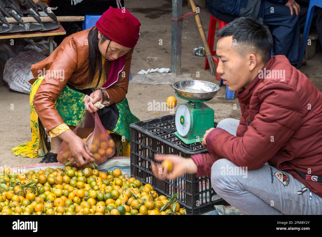 Verkauf von Mandarinen, Dong Van ethnischer Minderheitsmarkt, hauptsächlich H'mong, Provinz Ha Giang, Nordvietnam Stockfoto