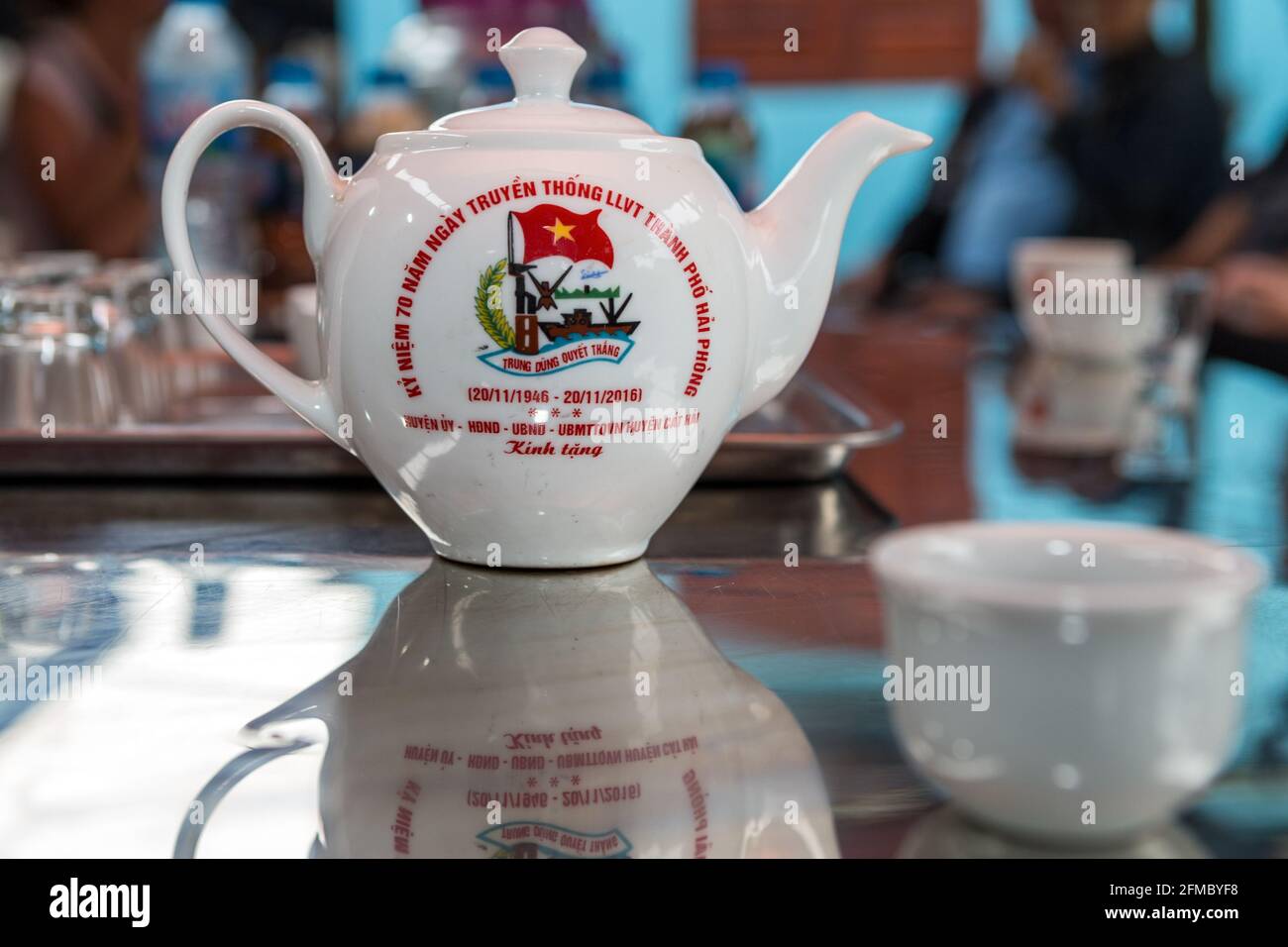 Teebecher und -Tasse zum Gedenken an 50 Jahre Kommunismus in Vietnam, Gemeinde Viet Hai (Dorf), Insel Cat Ba, Halong Bay, Vietnam Stockfoto