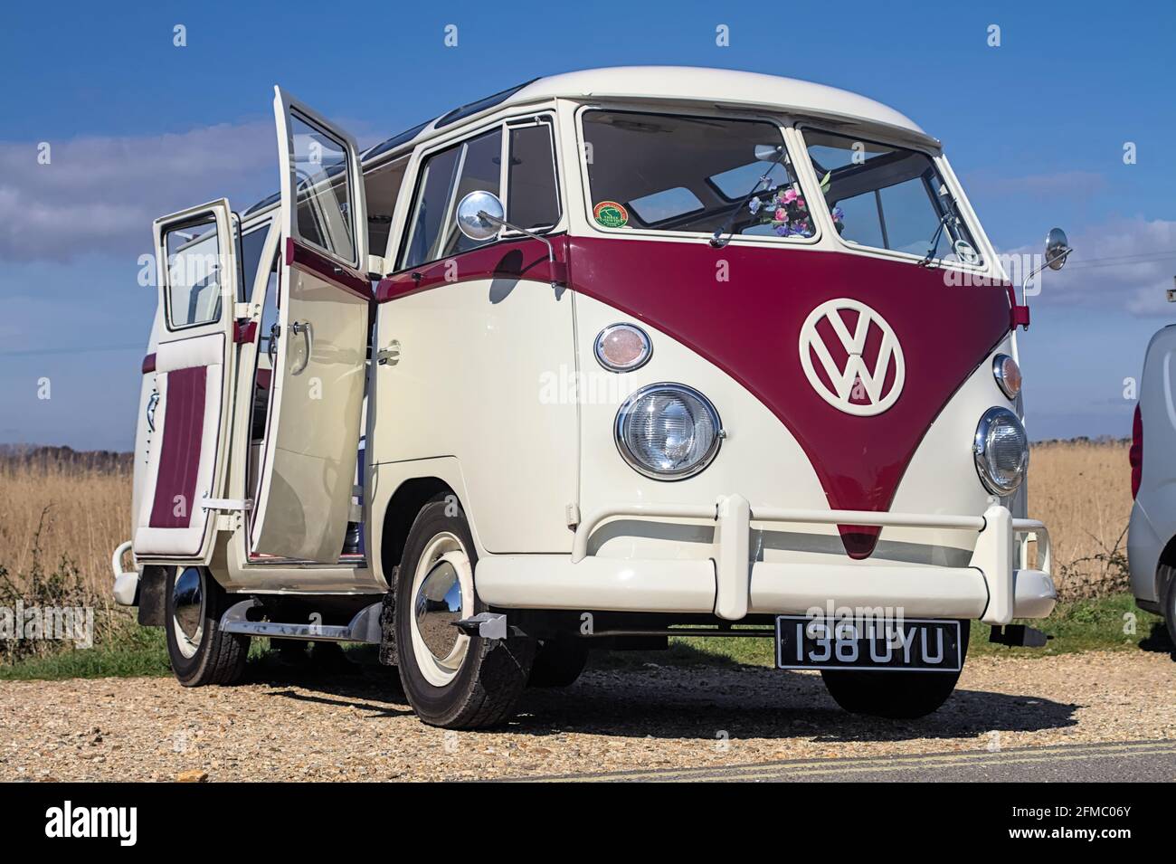 Seitenansicht eines 1960 Volkswagen, Volkswagon, VW, Typ 1 21 Fenstertransporter, Mikrobus, Campervan, Kombi mit geteilter Windschutzscheibe und Seitentüren geöffnet Stockfoto