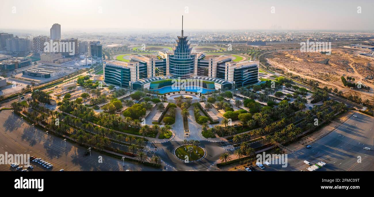 Dubai, Vereinigte Arabische Emirate - 5. Mai 2021: Panoramablick auf den Technologiepark der Dubai Silicon Oasis, das Wohngebiet und die Freizone im Dubai Emirate subu Stockfoto