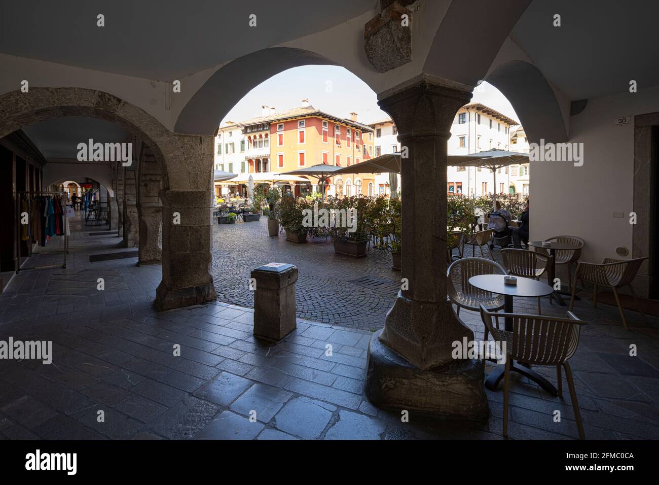 Cividale del Friuli, Italien. 5. Mai 2021. Blick auf die alten Arkaden auf der Piazza Paolo Diacono im Stadtzentrum Stockfoto