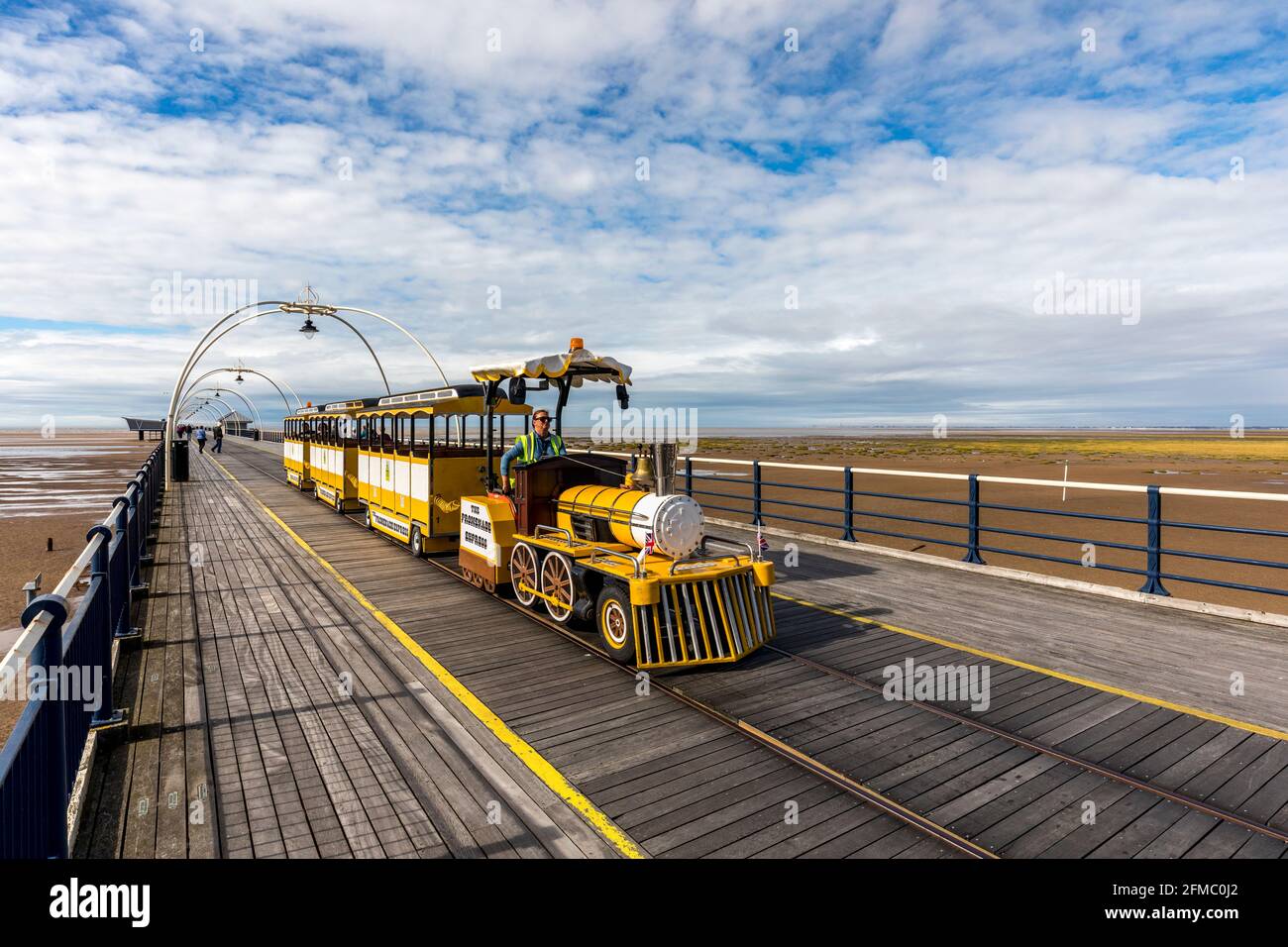 Southport Pier; Zug; Merseyside; Großbritannien Stockfoto