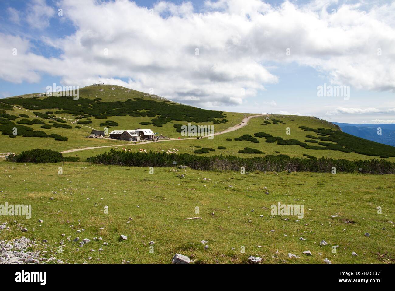 Landschaftlich reizvolle Aussicht auf die Alp mit Rastplatz in Puchberg am Schneeberg, Niederösterreich, Österreich. Stockfoto