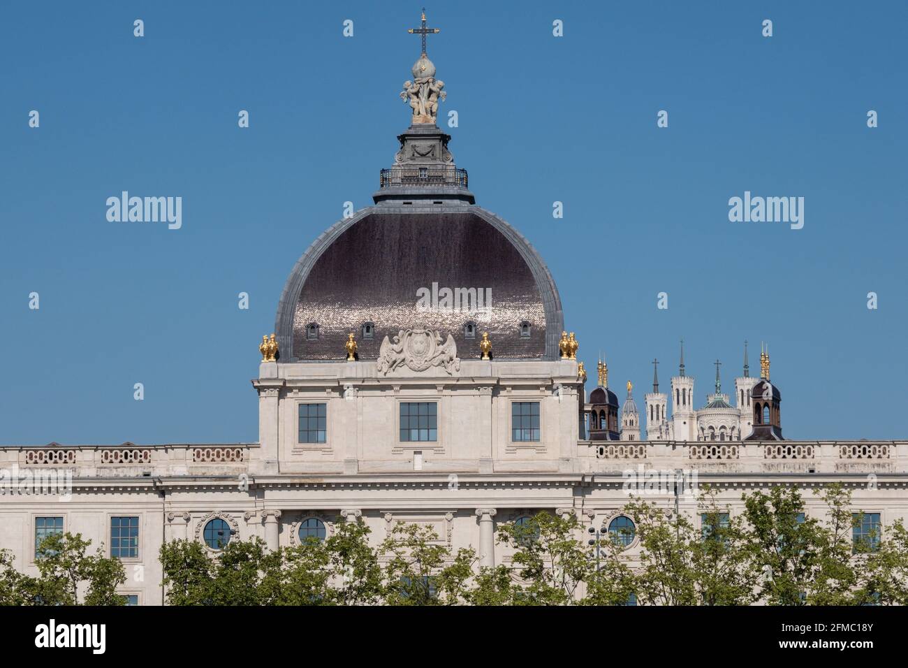 Lyon (Frankreich), 03. Mai 2021. Blick auf die Hôtel Dieu mit der Basilika Fourvière im Hintergrund. Stockfoto