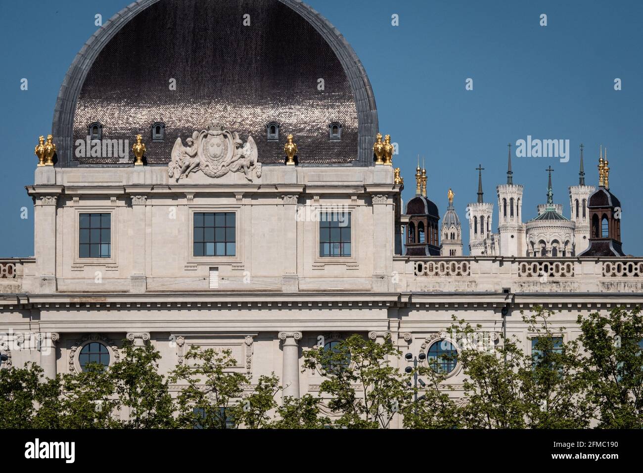 Lyon (Frankreich), 03. Mai 2021. Blick auf die Hôtel Dieu mit der Basilika Fourvière im Hintergrund. Stockfoto