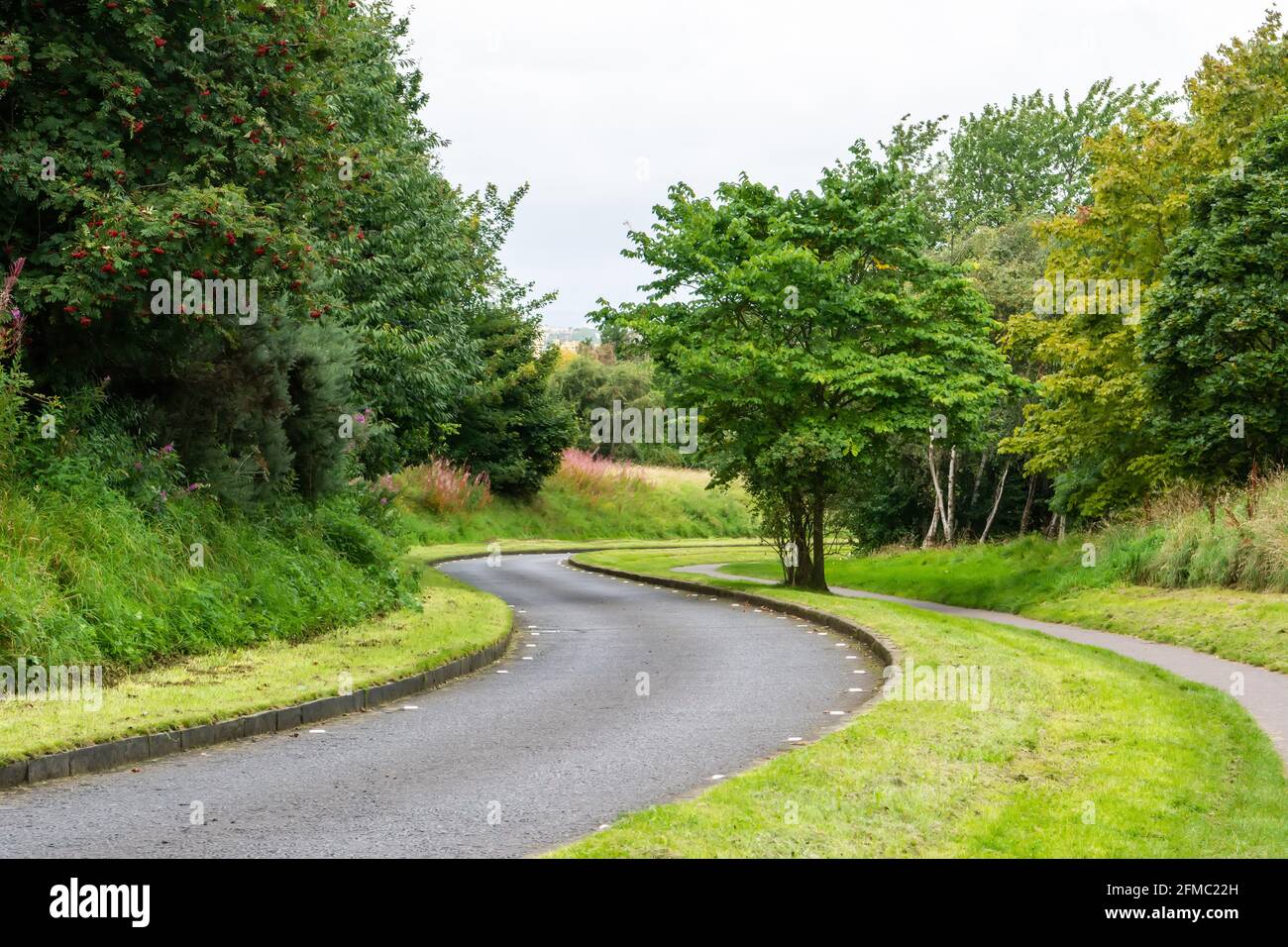 Straße im Holyrood Park in Edinburgh, Schottland. Stockfoto